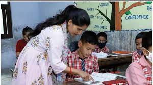 जम्मू-कश्मीरः रामबन के सरकारी स्कूलों में शिक्षण स्टाफ की भारी कमी, शिक्षा व्यवस्था चरमराई