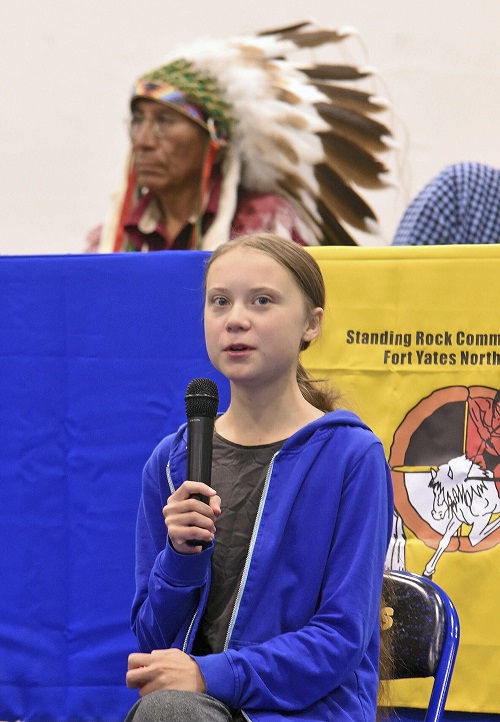फोर्ट येट्स के स्टैंडिंग रॉक हाई स्कूल में संबोधित करतीं 16 वर्षीय स्वीडिश जलवायु कार्यकर्ता ग्रेटा थनबर्ग