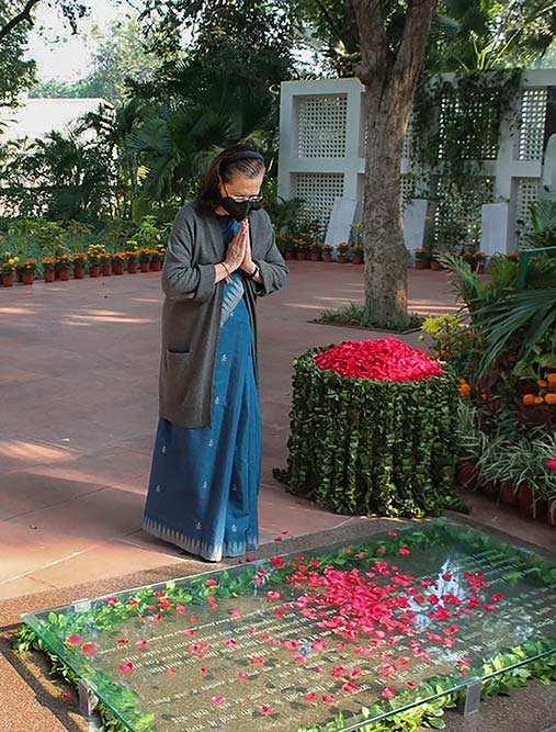 कांग्रेस अध्यक्ष सोनिया गांधी ने नई दिल्ली में पूर्व प्रधानमंत्री इंदिरा गांधी को उनकी जयंती पर श्रद्धांजलि अर्पित की