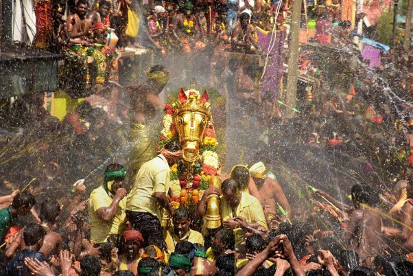 मदुरै के प्रसिद्ध मीनाक्षी मंदिर में चिथिरई उत्सव के दौरान श्रद्धालु