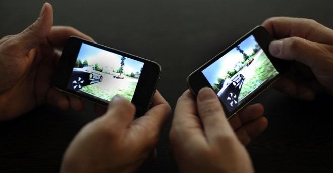 स्मार्टफोन की लत से बढ़ रही बेचैनी अनिद्रा और अवसाद की आशंका: स्टडी