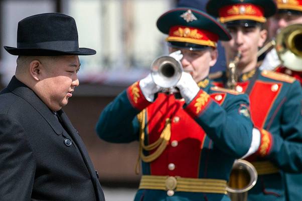 रूस के व्लादिवोस्तोक में उत्तर कोरियाई नेता किम जोंग उन के सम्‍मान में पेश ‌किया गया गार्ड ऑफ ऑनर