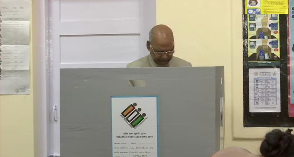 राष्ट्रपति रामनाथ कोविंद ने राष्ट्रपति भवन स्थित मतदान केंद्र पर अपना वोट डाला