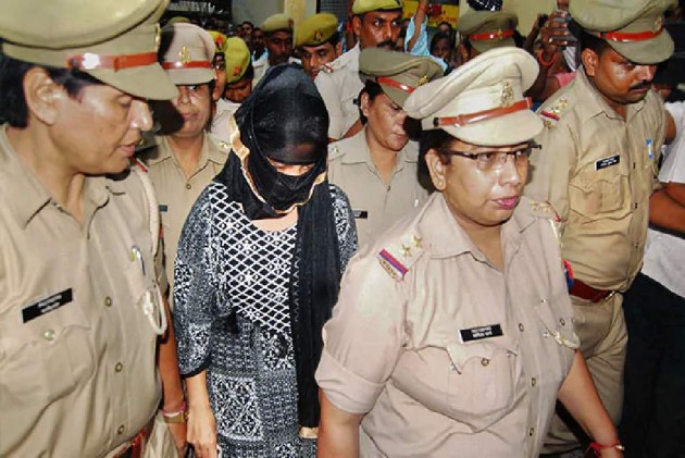 चिन्मयानंद मामले में अब तक नहीं हुई कोई गिरफ्तारी, छात्रा ने दी आत्मदाह की धमकी