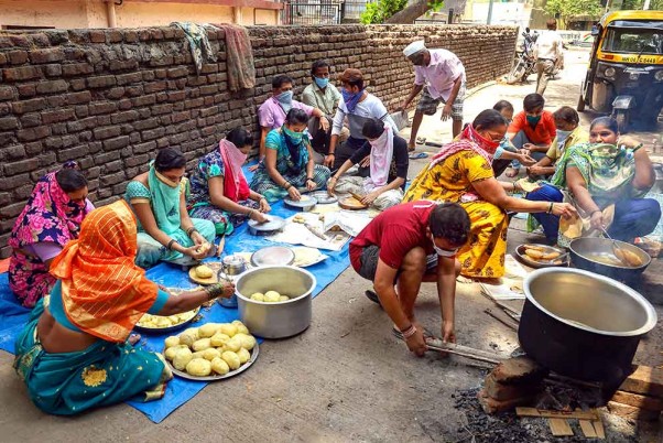 21-दिवसीय देशव्यापी तालाबंदी के दौरान कोरोना वायरस महामारी के मद्देनजर ठाणे में बेघर और दिहाड़ी मजदूरों के लिए खाना बनाते वॉलंटियर्स
