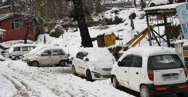 श्रीनगर-जम्मू राष्ट्रीय राजमार्ग लगातार चौथे दिन बंद रहा, घाटी में फिर बर्फबारी