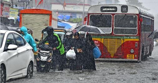मुबंई की बारिश से बेहाल बॉलीवुड स्टार, सोशल मीडिया पर इस तरह बयां की परेशानी