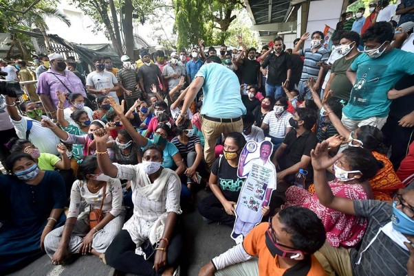 कोलकाता में नारदा मामले में पार्टी नेताओं की गिरफ्तारी को लेकर सीबीआई कार्यालय ने बाहर टीएमसी कार्यकर्ताओं की नारेबाजी