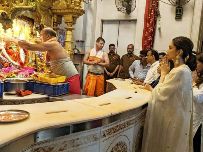 आज रिलीज हुईफिल्म ‘छपाक’ के लिए मुंबई के श्री सिद्धिविनायक मंदिर में दुआ मांगती एक्ट्रेस दीपिका पादुकोण