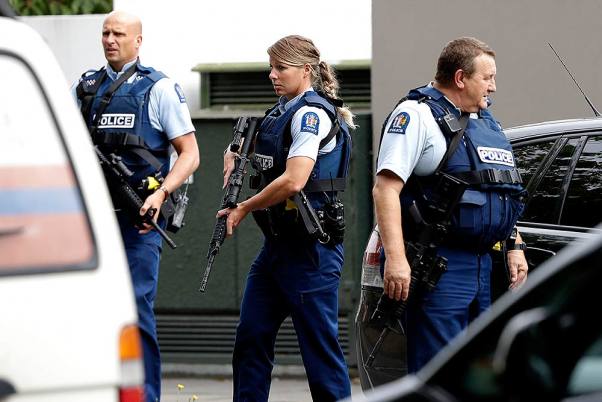न्यूजीलैंड के क्राइस्टचर्च शहर में फायरिंग के बाद मस्जिद के बाहर गश्त लगाते सशस्त्र पुलिसबल