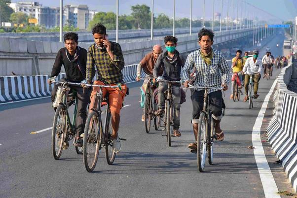 दिल्ली से बिहार जा रहे प्रवासी मजदूर की यूपी के शा​हज​हांपुर में मौत, साइकिल से जा रहा था घर