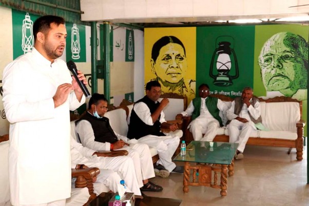 पटना में पार्टी विधायकों की बैठक में हिस्सा लेते राजद नेता तेजस्वी यादव