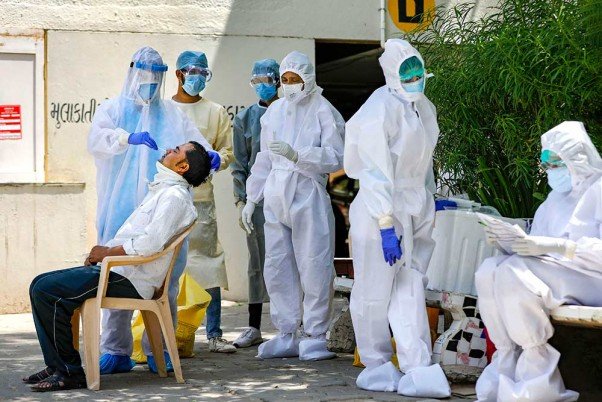 कोरोना वायरस: फिर नहीं थम रही संक्रमण की रफ्तार, 24 घंटे में 25 हजार से ज्यादा नए मामले