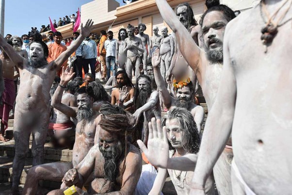 महाशिवरात्रि के अवसर पर कुंभ मेले में गंगा स्नान करने के लिए लगा नागा साधुओं का जमावड़ा