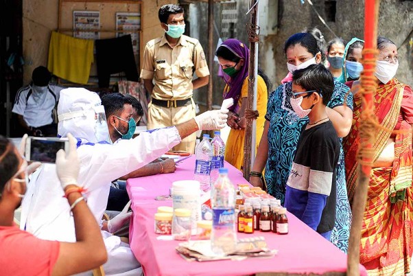 मुंबई में लॉकडाउन के दौरान विले पार्ले ईस्ट स्लम इलाके में स्थानीय लोगों की स्क्रीनिंग करते स्वास्थ्य कर्मचारी