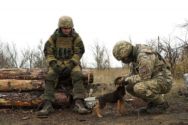पूर्वी यूक्रेन  में ‘पपी’ के साथ सैनिक