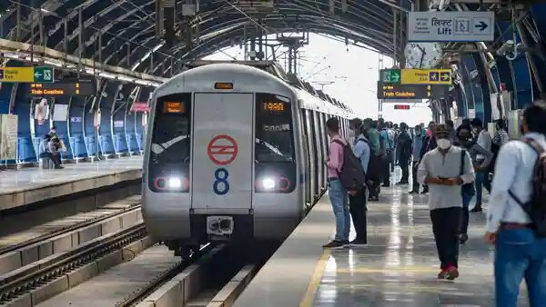 कोरोना के बढ़ते मामलों के बीच दिल्ली मेट्रो का बड़ा फैसला, अब सिर्फ इतने लोग ही कर सकेंगे सफर