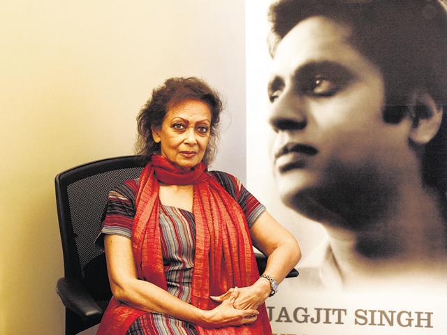 चित्रा सिंह 27 साल बाद मंच पर आईं, लेकिन गा नहीं सकीं