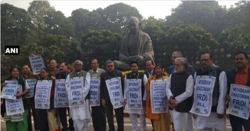 FRDI बिल वापस लेने की मांग को लेकर गांधी प्रतिमा के सामने तृणमूल कांग्रेस का प्रदर्शन