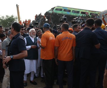 प्रधानमंत्री ने रेल दुर्घटना स्थल का किया निरीक्षण, लिया स्थिति का जायजा
