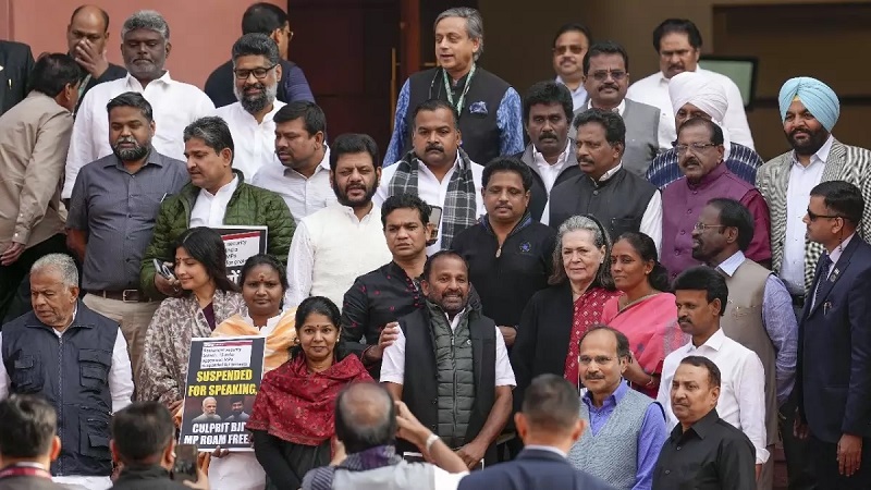 दिल्ली में विपक्षी इंडिया गठबंधन के शीर्ष नेताओं की बैठक, सांसदों के खिलाफ कार्रवाई की निंदा की