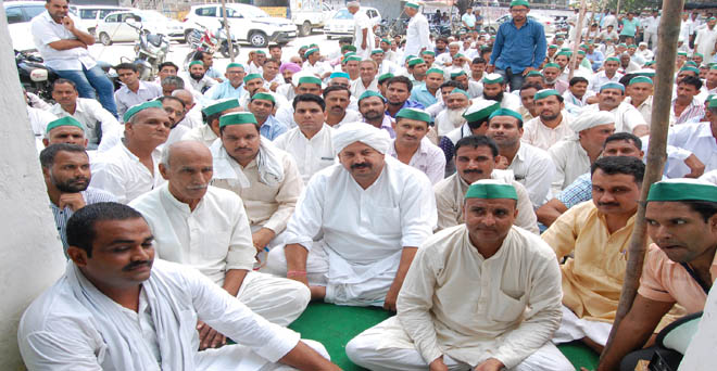 भाकियू ने किसानों पर मुकदमे दर्ज करने पर योगी सरकार को आड़े हाथों लिया
