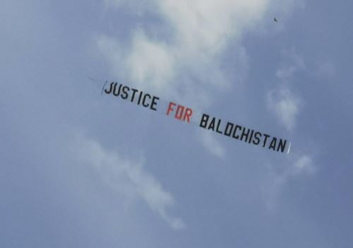 वर्ल्ड कपः पाकिस्तान-अफगानिस्तान मैच में 'बलूचिस्तान' समर्थक विमान, आपस में भिड़े फैंस