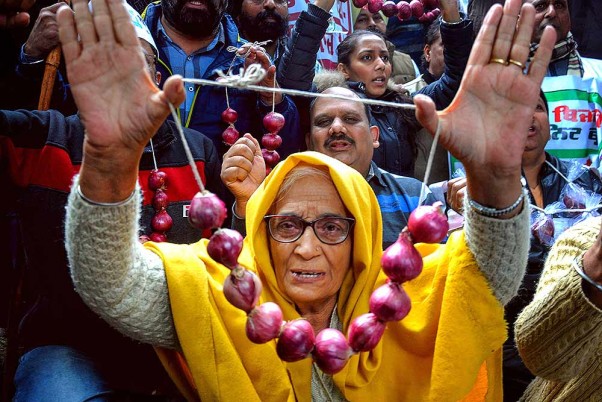 अमृतसर में सब्जी की कीमतों में बढ़ोतरी के विरोध के दौरान प्याज की माला के साथ आम आदमी पार्टी (आप) की समर्थक