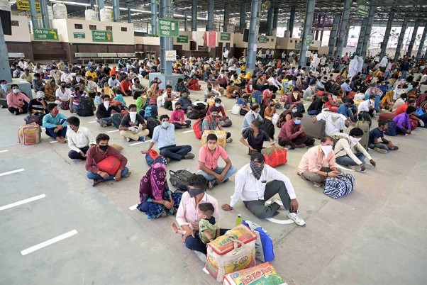 लॉकडाउन 3.0 के बीच एक विशेष ट्रेन द्वारा गुजरात से प्रयागराज रेलवे स्टेशन पहुंचने के बाद एक आश्रय स्थल पर आराम करते प्रवासी श्रमिक