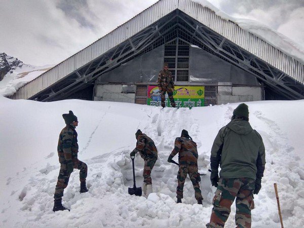 शीतकालीन अवकाश के बाद आज फिर से खुलने को तैयार हिमालय की पहाड़ियों में मौजूद प्रमुख तीर्थस्‍थल हेमकुंड साहिब के कपाट