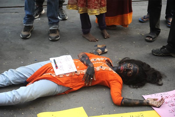 बलात्कार के बढ़ते मामलों के विरोध में प्रदर्शन करती कोलकाता विश्वविद्यालय की छात्रा