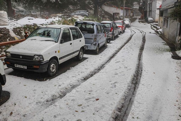 शिमला में भारी ओलावृष्टि के बाद सफेद बर्फ से ढकी सड़कें