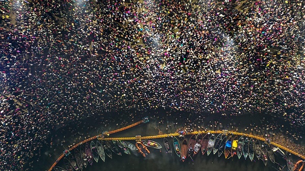 इलाहाबाद में कुंभ मेला के दौरान संगम का दृश्य