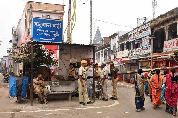 अयोध्या में 'दीपोत्सव' से पहले एक बैरिकेड प्वाइंट पर तैनात पुलिसकर्मी
