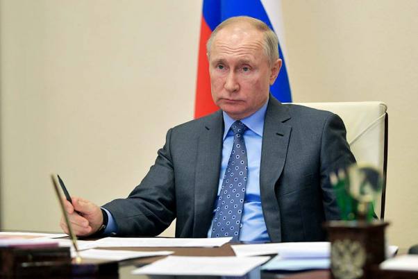 मॉस्को में नोवो-ओगारियोवो निवास पर वीडियो कांफ्रेंसिंग के माध्यम से एक कैबिनेट बैठक की अध्यक्षता करते रूस के राष्ट्रपति व्लादिमीर पुतिन