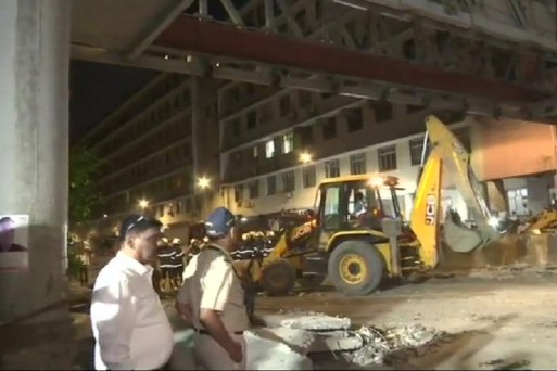 मुंबईः फुट ओवर ब्रिज गिरने से 6  लोगों की मौत, रेलवे और बीएमसी के खिलाफ मामला दर्ज