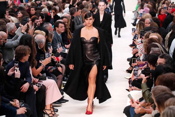 पेरिस में 'वीमन फैशन वीक फॉल/विंटर 2020/21' के दौरान एक मॉडल