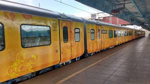 दिल्ली से लखनऊ के बीच चलेगी पहली प्राइवेट ट्रेन, रेलवे के निजीकरण की तरफ सरकार का कदम