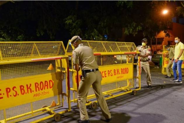 कोरोना इफेक्ट: दिल्ली में 55 घंटे का वीकेंड कर्फ्यू, जानें- क्या खुला, क्या बंद? कहां जाने की है इजाजत