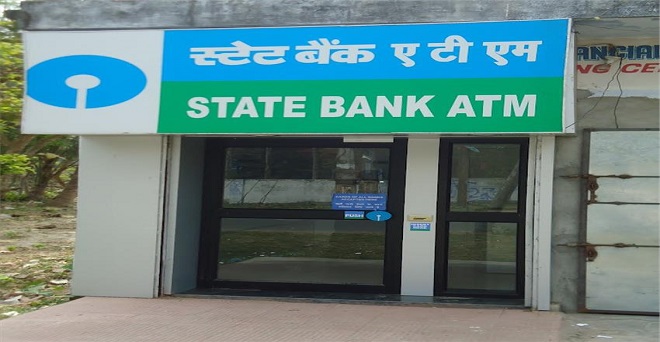 SBI की सेवाएं आज से महंगी, 5वीं बार पैसे निकालने पर कटेंगे 10 रुपये