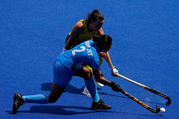 टोक्यो ओलंपिक 2020 के महिला हॉकी मैच में गेंद का पीछा करती भारतीय खिलाड़ी गुरजीत कौर और ऑस्ट्रलिया की सवाना