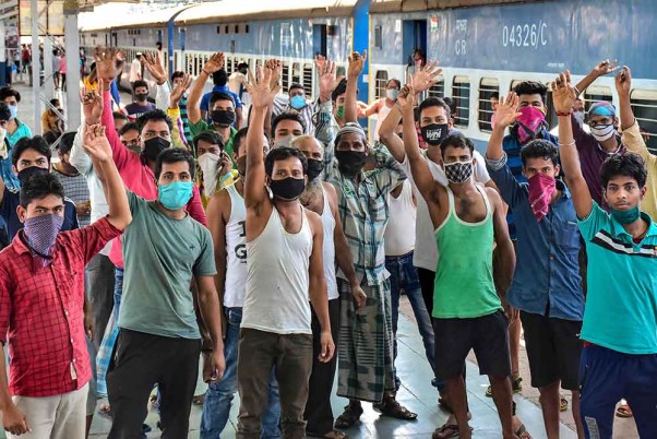 मजदूरों के विरोध के बाद कर्नाटक सरकार झुकी, रद्द ट्रेनें फिर से चलेंगी