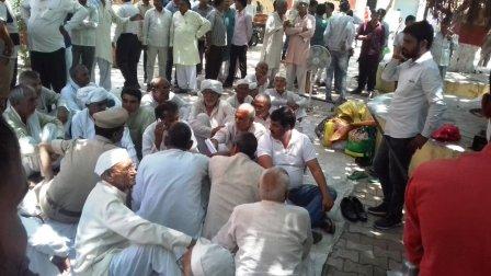 पीएम मोदी की रैली से पहले धरने पर बैठे किसान की मौत, अखिलेश बोले- सरकार का काउंटडाउन शुरू