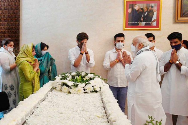 लोक जनशक्ति पार्टी के नेता रामविलास पासवान के निधन के बाद नई दिल्ली स्थित उनके निवास स्थान पर श्रद्धांजलि अर्पित करते प्रधानमंत्री नरेंद्र मोदी