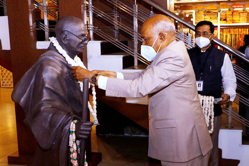 पटना में खादी मॉल की यात्रा के दौरान राष्ट्रपति राम नाथ कोविंद ने महात्मा गांधी को दी श्रद्धांजलि