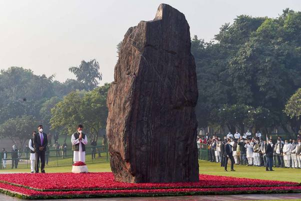 नई दिल्ली के शक्तिस्थल पर पूर्व प्रधानमंत्री इंदिरा गांधी को उनकी जयंती पर श्रद्धांजलि अर्पित करते   कांग्रेस नेता राहुल गांधी