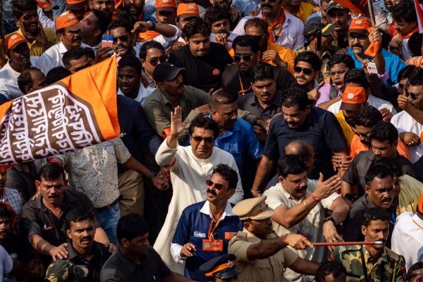मुंबई में मरीन ड्राइव से आजाद मैदान तक मार्च के दौरान कार्यकर्ताओं के साथ महाराष्ट्र नवनिर्माण सेना (मनसे) के प्रमुख राज ठाकरे