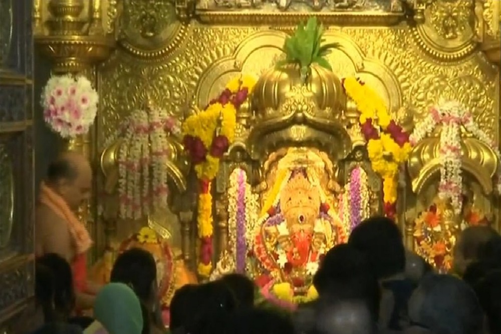नए साल पर मुंबई के सिद्धिविनायक मंदिर में जुटे श्रद्धालु, की गई खास आरती