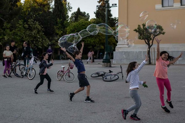 कोरोना के मद्देनजर लगाए गए लॉकडाउन के नियमों में ढील के बाद ग्रीस के सेंटर एथेंस में जैपियन हॉल के सामने खेलते बच्चे