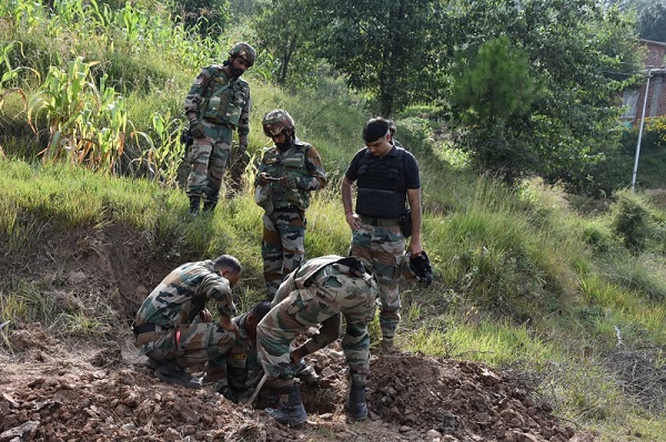 जम्मू और कश्मीर के पुंछ जिले में मिले 120 मिमी के 9 जिंदा मोर्टार गोले को नष्ट करते भारतीय सेना के जवान